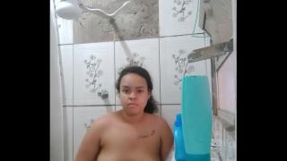 Loira ninfetinha mostrando a buceta
