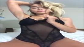 Loira mostrando corpo depois de silicone