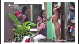 Passando a mão no peito da Mc Mirella