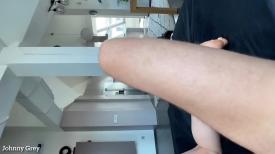 Novinha tatuada dando a bunda