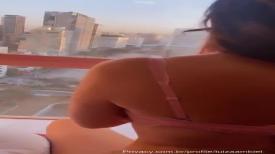 Luiza Ambiel de quatro na cadeira