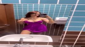 Cibelly Ferreira pelada no banheiro