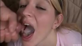 Loira apreveitando o esperma